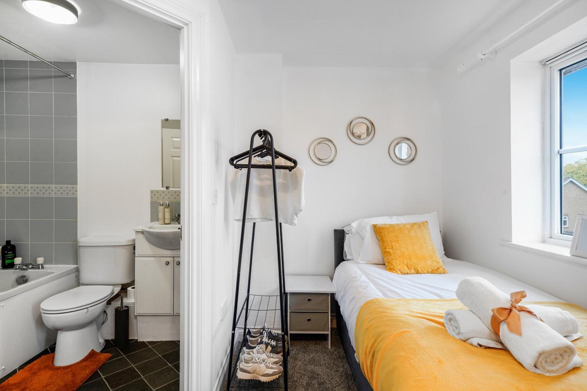 Station & Shops 3Min Walk I Heathrow 15 Mins I X2 Ensuites I Parking X2 Langley Marish Exterior photo
