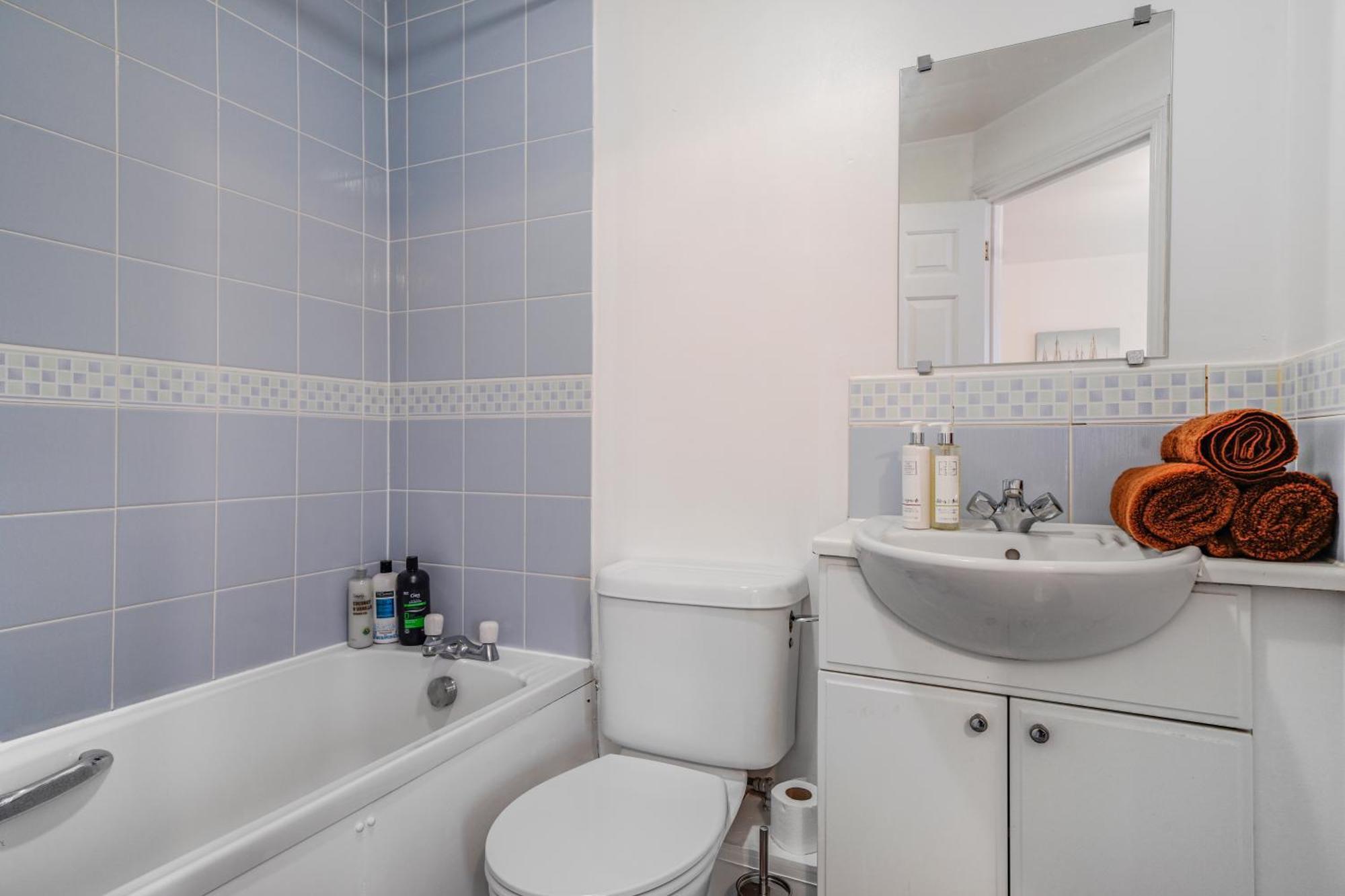 Station & Shops 3Min Walk I Heathrow 15 Mins I X2 Ensuites I Parking X2 Langley Marish Exterior photo