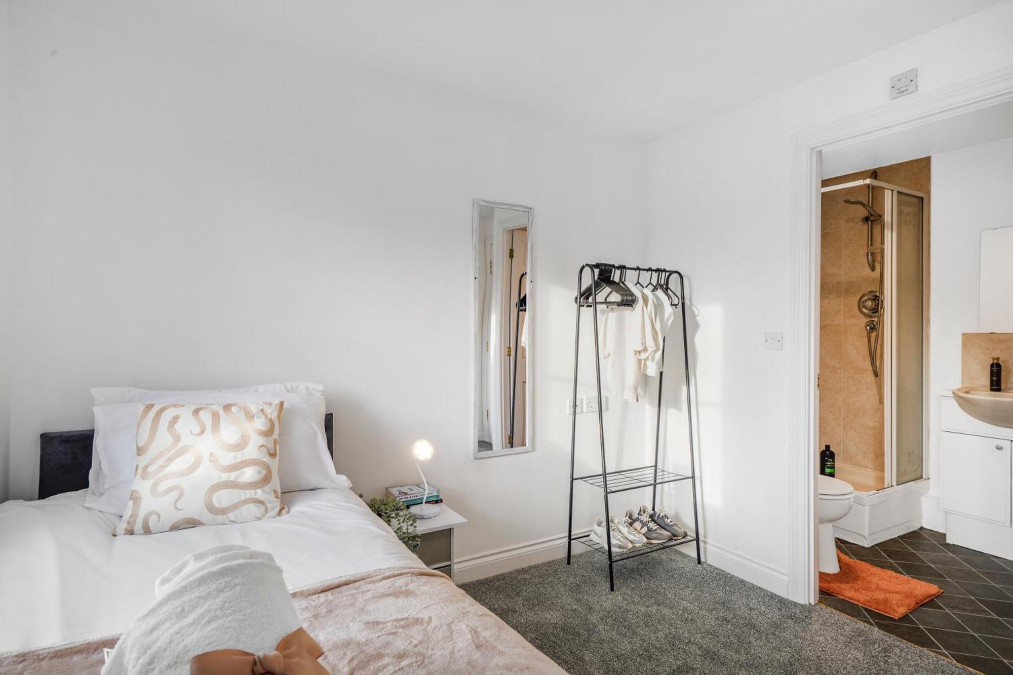Station & Shops 3Min Walk I Heathrow 15 Mins I X2 Ensuites I Parking X2 Langley Marish Exterior photo