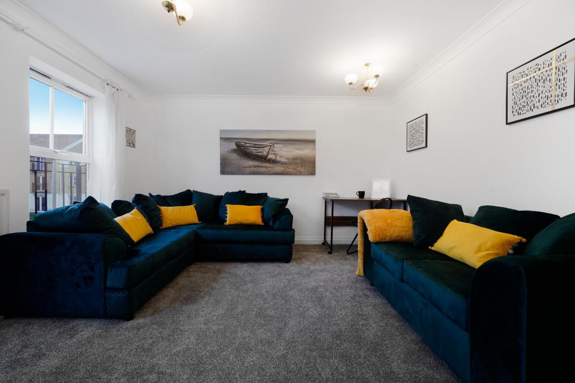 Station & Shops 3Min Walk I Heathrow 15 Mins I X2 Ensuites I Parking X2 Langley Marish Exterior photo